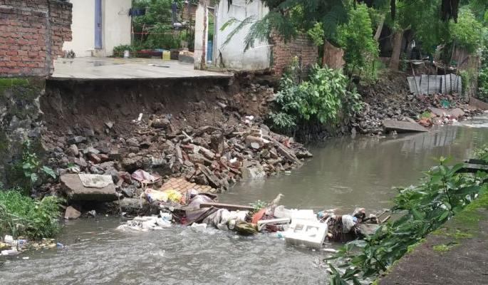Nala wall collapses in Nagpur; Danger to homes | नागपुरात नाल्याची भिंत पडली; घरांना धोका