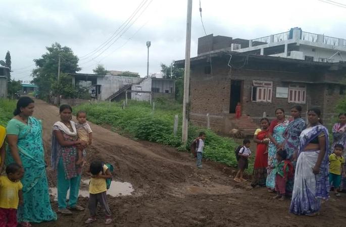 Mud on the streets of Nalanda nagar; The disadvantages of students | नालंदा नगरातील रस्त्यावर चिखल; चिमुकल्यांची गैरसोय Mud on the streets of Nalanda nagar; The disadvantages of students | नालंदा नगरातील रस्त्यावर चिखल; चिमुकल्यांची गैरसोय