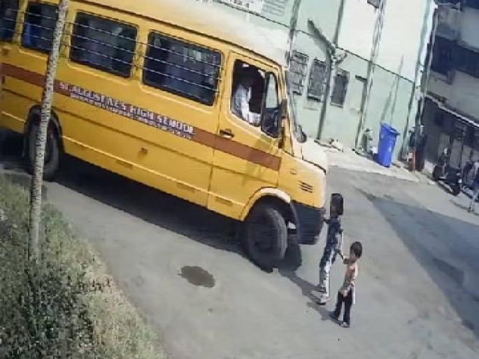 Two little sisters injured in school bus collision Incident at Amol Nagar | शालेय बसच्या धडकेत दोन चिमुकल्या बहिणी जखमी; अमोल नगर येथील घटना