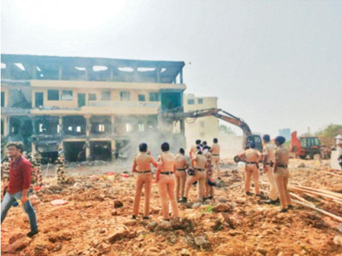 Hammering on buildings, municipal action in Nalasopara; Locals in tears | इमारतींवर हातोडा, नालासोपाऱ्यात पालिकेची कारवाई; स्थानिकांचे अश्रू अनावर Hammering on buildings, municipal action in Nalasopara; Locals in tears | इमारतींवर हातोडा, नालासोपाऱ्यात पालिकेची कारवाई; स्थानिकांचे अश्रू अनावर