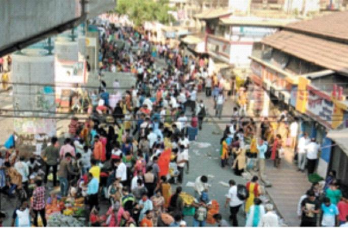 hawkers and municipal employees, shops closed in addition to essential services | फेरीवाले आणि मनपा कर्मचाऱ्यांमध्ये हमरीतुमरी, अत्यावश्यक सेवेव्यतिरिक्त दुकाने केली बंद hawkers and municipal employees, shops closed in addition to essential services | फेरीवाले आणि मनपा कर्मचाऱ्यांमध्ये हमरीतुमरी, अत्यावश्यक सेवेव्यतिरिक्त दुकाने केली बंद