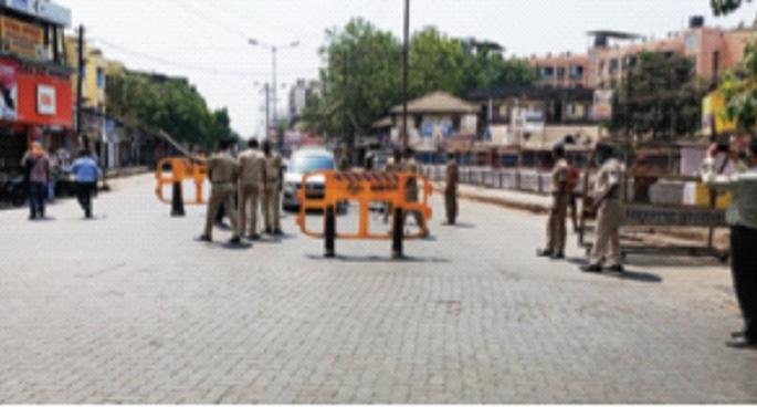 CoronaVirus Lockdown : Strict restrictions in Palghar district, tight security of police administration | CoronaVirus Lockdown : पालघर जिल्ह्यामध्ये कठोर निर्बंधांचे, पोलीस प्रशासनाचा जागोजागी चोख बंदोबस्त CoronaVirus Lockdown : Strict restrictions in Palghar district, tight security of police administration | CoronaVirus Lockdown : पालघर जिल्ह्यामध्ये कठोर निर्बंधांचे, पोलीस प्रशासनाचा जागोजागी चोख बंदोबस्त