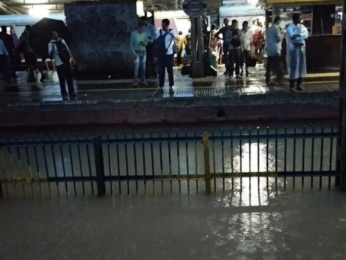 heavy rain mumbai train movement between Vasai Road Virar is suspended | Mumbai Rain: नालासोपाऱ्यात रेल्वे रुळ पाण्याखाली; वसई-विरार दरम्यानची लोकल सेवा ठप्प heavy rain mumbai train movement between Vasai Road Virar is suspended | Mumbai Rain: नालासोपाऱ्यात रेल्वे रुळ पाण्याखाली; वसई-विरार दरम्यानची लोकल सेवा ठप्प