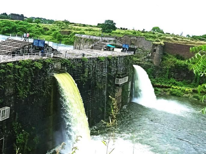 The wait is over; Water flows through Male-female waterfall in Naldurg | प्रतिक्षा संपली; नळदुर्गच्या नर-मादी धबधब्यातून कोसळू लागले पाणी... The wait is over; Water flows through Male-female waterfall in Naldurg | प्रतिक्षा संपली; नळदुर्गच्या नर-मादी धबधब्यातून कोसळू लागले पाणी...