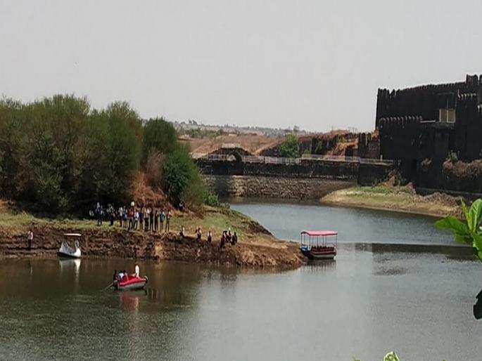A boat in Naladurg fort is over; Three children die drowning | नळदुर्ग किल्ल्यातील तलावात बोट उलटली; तीन मुलांचा बुडून मृत्यू A boat in Naladurg fort is over; Three children die drowning | नळदुर्ग किल्ल्यातील तलावात बोट उलटली; तीन मुलांचा बुडून मृत्यू