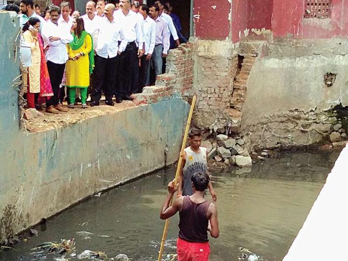 Nassaufai's handcuffs? Even after 90% cleanliness of Mumbai Municipal Corporation | नालेसफाई की हातसफाई? मुंबई पालिकेच्या ९० टक्के सफाईच्या दाव्यानंतरही नाले अद्याप गाळातच Nassaufai's handcuffs? Even after 90% cleanliness of Mumbai Municipal Corporation | नालेसफाई की हातसफाई? मुंबई पालिकेच्या ९० टक्के सफाईच्या दाव्यानंतरही नाले अद्याप गाळातच