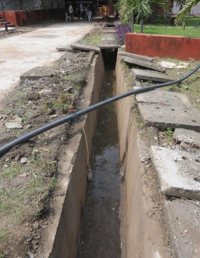 Flowing stream | वाहता नाला झाला नदीसारखा आरस्पानी Flowing stream | वाहता नाला झाला नदीसारखा आरस्पानी