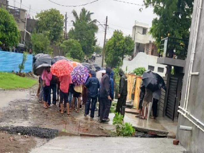 Student returning from school dies after being swept away by flood | भरपावसात घरासमोरच्या नालीने केला घात; पुरात वाहून गेला शाळकरी विद्यार्थी Student returning from school dies after being swept away by flood | भरपावसात घरासमोरच्या नालीने केला घात; पुरात वाहून गेला शाळकरी विद्यार्थी