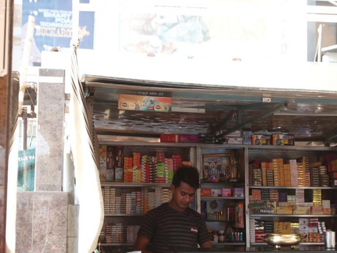 The sale of tobacco products by the law enforcement staff | कायदा धाब्यावर बसवून तंबाखूजन्य पदार्थांची विक्री The sale of tobacco products by the law enforcement staff | कायदा धाब्यावर बसवून तंबाखूजन्य पदार्थांची विक्री