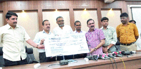 Battle of Shreywada in each field: Makrand Anaspure - The emphasis on the district to reduce the scarcity; Everyone's participation is important for the release of drought | प्रत्येक क्षेत्रात श्रेयवादाची लढाई : मकरंद अनासपुरे -जिल्हा टंचाईमुक्त करण्यावर भर; दुष्काळ मुक्तीसाठी सर्वांचा सहभाग महत्त्वाचा Battle of Shreywada in each field: Makrand Anaspure - The emphasis on the district to reduce the scarcity; Everyone's participation is important for the release of drought | प्रत्येक क्षेत्रात श्रेयवादाची लढाई : मकरंद अनासपुरे -जिल्हा टंचाईमुक्त करण्यावर भर; दुष्काळ मुक्तीसाठी सर्वांचा सहभाग महत्त्वाचा