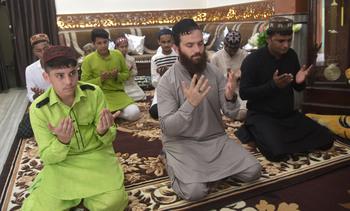 Eid was celebrated in Nagpur with enthusiasm but simply | नागपुरात उत्साह पण साधेपणाने साजरी झाली ईद Eid was celebrated in Nagpur with enthusiasm but simply | नागपुरात उत्साह पण साधेपणाने साजरी झाली ईद