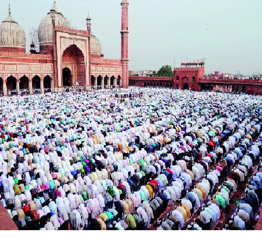 Namaj Pathan Muslim Boarding: Decision after a discussion with the Hilal Committee | ईदनिमित्त आज कोल्हापूर मुस्लिम बोर्डिंगच्या पटांगणावर नमाज पठण Namaj Pathan Muslim Boarding: Decision after a discussion with the Hilal Committee | ईदनिमित्त आज कोल्हापूर मुस्लिम बोर्डिंगच्या पटांगणावर नमाज पठण