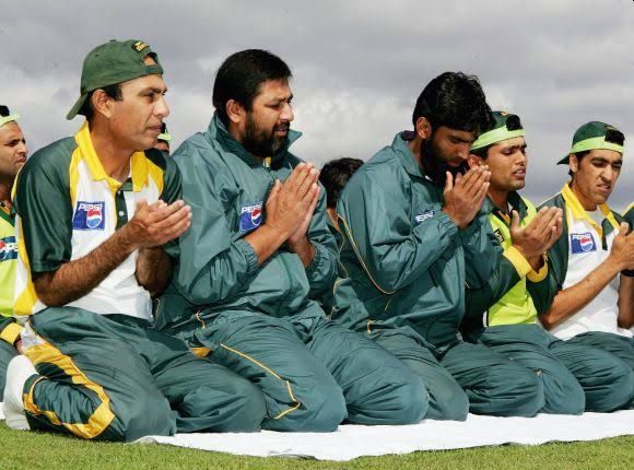 Hindu cricketers from Pakistan team were forced to pray namaj; Big reveal | पाकिस्तानी संघातील हिंदू क्रिकेटपटूंना नमाज पडण्यावर होती सक्ती; मोठा खुलासा