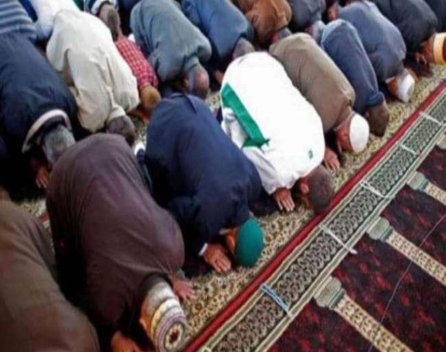 In violation of the order, sending mass prayers in Miraj, detain 2; Sangli police action | CoronaVirus Lockdown : आदेशाचं उल्लंघन करत मिरजमध्ये सामूहिक नमाज पठण, ३६ जण ताब्यात In violation of the order, sending mass prayers in Miraj, detain 2; Sangli police action | CoronaVirus Lockdown : आदेशाचं उल्लंघन करत मिरजमध्ये सामूहिक नमाज पठण, ३६ जण ताब्यात