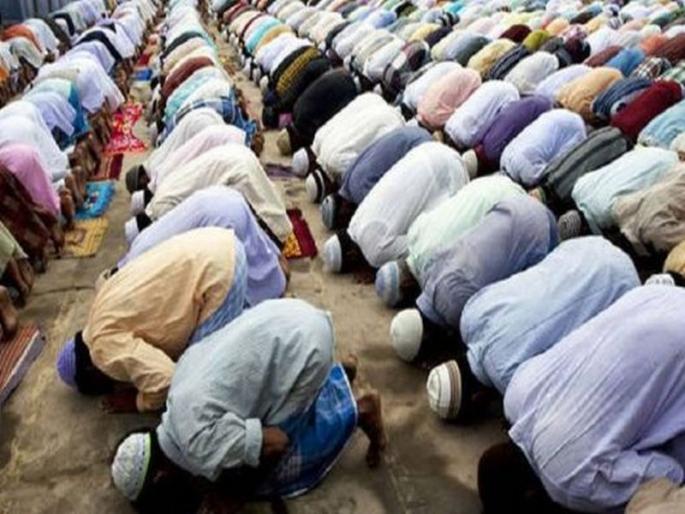 Strict police guard outside the mosque in Kalyan without the first namaj of dawn | कल्याणात पहाटेची पहिली अजान भोंग्याविना, मशिदीबाहेर पोलिसांचा कडक पहारा Strict police guard outside the mosque in Kalyan without the first namaj of dawn | कल्याणात पहाटेची पहिली अजान भोंग्याविना, मशिदीबाहेर पोलिसांचा कडक पहारा