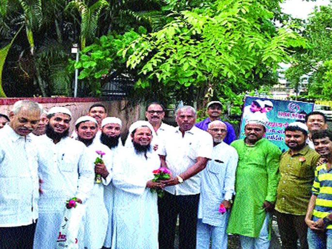 Eid prayers in the Christian Vistas, the philosophy of unity | ख्रिश्चन वास्तूमध्ये ईदची नमाज, एकात्मतेचे दर्शन Eid prayers in the Christian Vistas, the philosophy of unity | ख्रिश्चन वास्तूमध्ये ईदची नमाज, एकात्मतेचे दर्शन