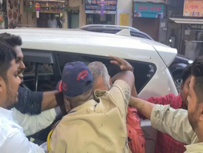 The NCP activists who threw ink at Namdev Jadhav were released on bail | नामदेव जाधवांना शाई फासणारे राष्ट्रवादीचे कार्यकर्ते जामिनावर सुटले The NCP activists who threw ink at Namdev Jadhav were released on bail | नामदेव जाधवांना शाई फासणारे राष्ट्रवादीचे कार्यकर्ते जामिनावर सुटले