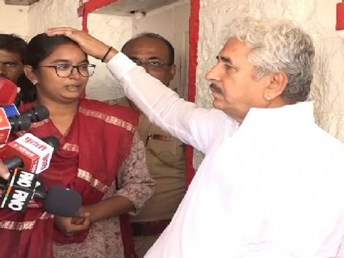 'Bhagwangad stands by the Deshmukh family'; Namdev Shastri met the Deshmukh family | 'भगवानगड देशमुख कुटुंबीयांच्या पाठीशी'; नामदेव शास्त्रींची देशमुख कुटुंबीयांनी घेतली भेट 'Bhagwangad stands by the Deshmukh family'; Namdev Shastri met the Deshmukh family | 'भगवानगड देशमुख कुटुंबीयांच्या पाठीशी'; नामदेव शास्त्रींची देशमुख कुटुंबीयांनी घेतली भेट