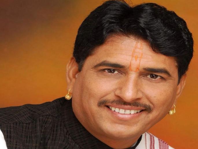 Controversy among supporters from Bhagwand Dasari rally | भगवानगड दसरा मेळाव्यावरून समर्थकांमध्ये वाद Controversy among supporters from Bhagwand Dasari rally | भगवानगड दसरा मेळाव्यावरून समर्थकांमध्ये वाद