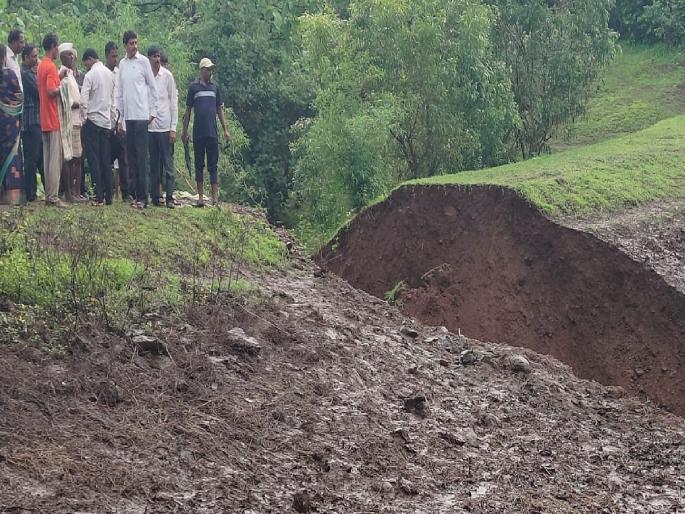 The dam built by the forest department at Kusaiwadi Humbarwadi in Shirala taluka sangli burst due to rain. | Sangli: पावसामुळे कुसाईवाडी येथील बंधारा फुटला, हूंबरवाडी-धुरंदेवाडीचा संपर्क तुटला; शेतीचे नुकसान