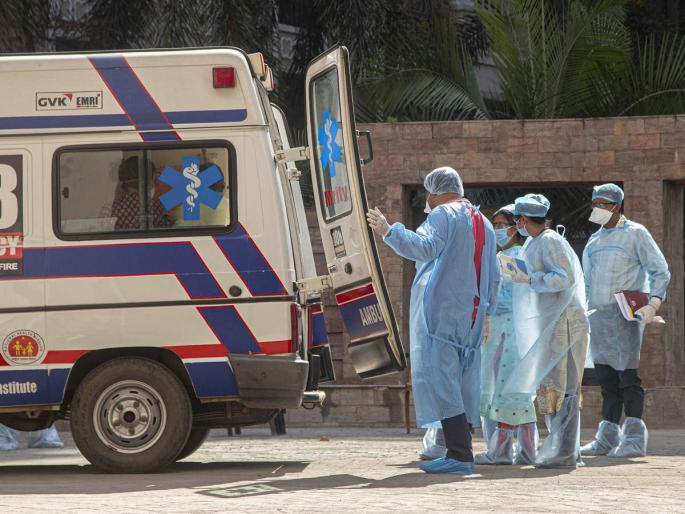 CoronaVirus Marathi News bangaluru covid death body ambulance waiting line crematorium | CoronaVirus News : मृत्यूनंतरही होताहेत हाल! अंत्यसंस्कारासाठी पाहावी लागते वाट, स्मशानभूमी बाहेर रुग्णवाहिकेच्या रांगा CoronaVirus Marathi News bangaluru covid death body ambulance waiting line crematorium | CoronaVirus News : मृत्यूनंतरही होताहेत हाल! अंत्यसंस्कारासाठी पाहावी लागते वाट, स्मशानभूमी बाहेर रुग्णवाहिकेच्या रांगा