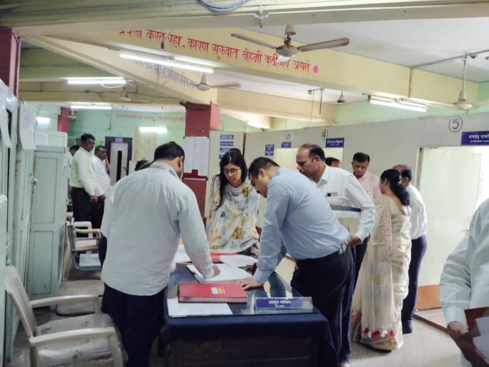 'Right to Service' year-long record missing; Education Commissioner Suraj Mandhar took up tree felling | नांदेड जिल्हा परिषदेचे 'राईट टू सर्विस'चे वर्षभराचे रेकॉर्ड गायब 'Right to Service' year-long record missing; Education Commissioner Suraj Mandhar took up tree felling | नांदेड जिल्हा परिषदेचे 'राईट टू सर्विस'चे वर्षभराचे रेकॉर्ड गायब