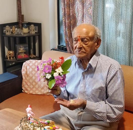 Nana Bandivadekar of Panhala celebrated 100th birthday online | पन्हाळ्याच्या नाना बांदिवडेकरांनी केली शंभरी पार, ऑनलाईन साजरा झाला वाढदिवस Nana Bandivadekar of Panhala celebrated 100th birthday online | पन्हाळ्याच्या नाना बांदिवडेकरांनी केली शंभरी पार, ऑनलाईन साजरा झाला वाढदिवस