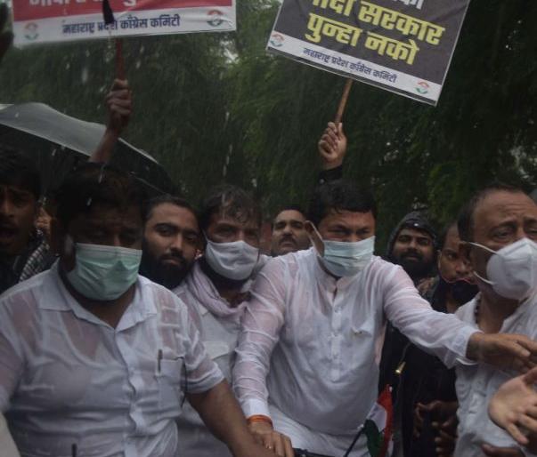 Nana Patole and Sunil Kedar's bicycle agitation in heavy rain | नाना पटोले व सुनील केदार यांचे भर पावसात सायकल आंदोलन