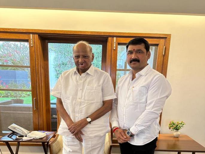 Don't get tired and start preparing for municipal election Nana Kate visited Sharad Pawar | "खचून न जाता महापालिका निवडणुकींच्या तयारीला लागा", नाना काटेंनी घेतली शरद पवारांची भेट Don't get tired and start preparing for municipal election Nana Kate visited Sharad Pawar | "खचून न जाता महापालिका निवडणुकींच्या तयारीला लागा", नाना काटेंनी घेतली शरद पवारांची भेट