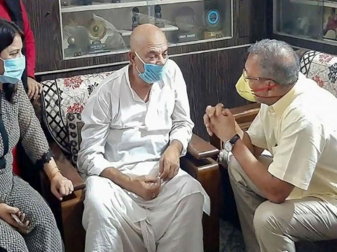 actor nana patekar shows his grief death of sushant singh rajput meet his family in patna | मला माझाच मुलगा गमावल्यासारखं वाटतंय; सुशांतच्या मृत्यूबद्दल नानांकडून दु:ख व्यक्त actor nana patekar shows his grief death of sushant singh rajput meet his family in patna | मला माझाच मुलगा गमावल्यासारखं वाटतंय; सुशांतच्या मृत्यूबद्दल नानांकडून दु:ख व्यक्त
