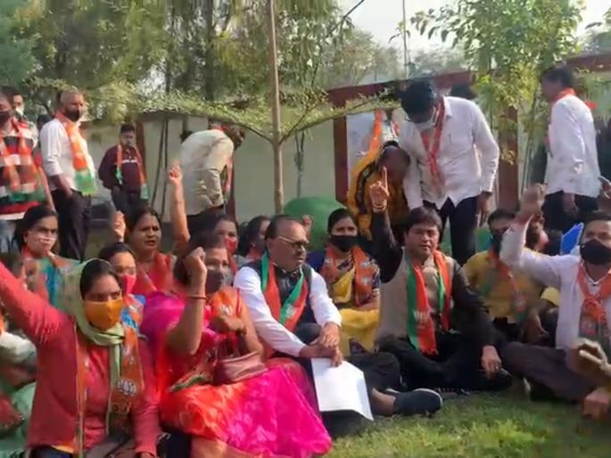 police takes mla chandrashekhar bawankule in to custody | नाना पटोलेंविरोधात भाजपचा ठिय्या, चंद्रशेखर बावनकुळेंना पोलिसांनी घेतले ताब्यात police takes mla chandrashekhar bawankule in to custody | नाना पटोलेंविरोधात भाजपचा ठिय्या, चंद्रशेखर बावनकुळेंना पोलिसांनी घेतले ताब्यात