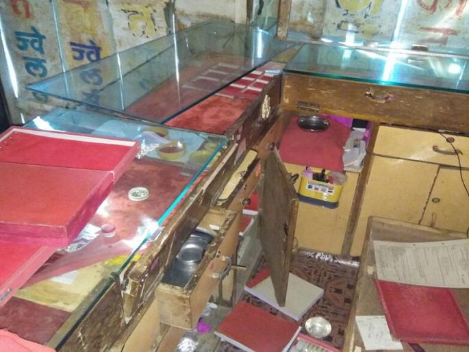 Stolen money n goods from six places in one night at aakhada balapur | एकाच रात्री सहा ठिकाणी चोरी; बाळापूरात चोरट्यांचा धुडगूस Stolen money n goods from six places in one night at aakhada balapur | एकाच रात्री सहा ठिकाणी चोरी; बाळापूरात चोरट्यांचा धुडगूस