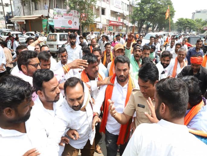 Maratha protesters clash with police during bandh in Nanded; Tension for some time due to baton charge | नांदेड बंद दरम्यान मराठा आंदोलक आणि पोलिसांत बाचाबाची; लाठीचार्जनंतर तणाव निवळला Maratha protesters clash with police during bandh in Nanded; Tension for some time due to baton charge | नांदेड बंद दरम्यान मराठा आंदोलक आणि पोलिसांत बाचाबाची; लाठीचार्जनंतर तणाव निवळला