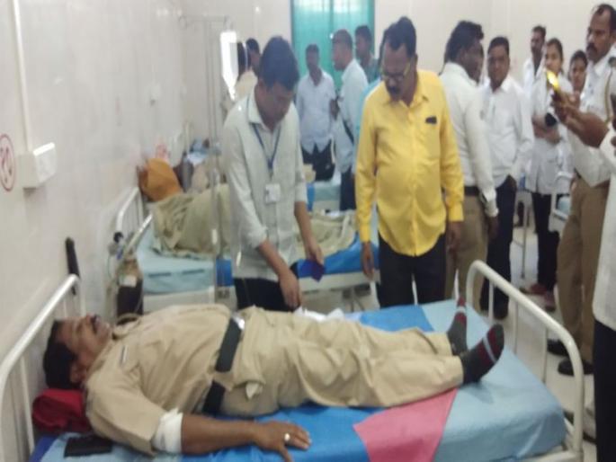 Maharashtra bandh: three policemen injured | महाराष्ट्र बंद : नांदेडमध्ये आंदोलकांनी फोडली पोलिसांची गाडी, तीन पोलीस जखमी Maharashtra bandh: three policemen injured | महाराष्ट्र बंद : नांदेडमध्ये आंदोलकांनी फोडली पोलिसांची गाडी, तीन पोलीस जखमी