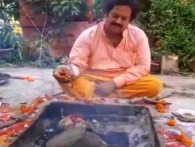 Adoration of Bhondubaba by sticking notes on his body; Cars and mobiles were also taken from the devotees | भोंदूबाबाने अंगावर नोटा चिकटवून आराधना; गुप्तधनासाठी खोदले खड्डे Adoration of Bhondubaba by sticking notes on his body; Cars and mobiles were also taken from the devotees | भोंदूबाबाने अंगावर नोटा चिकटवून आराधना; गुप्तधनासाठी खोदले खड्डे
