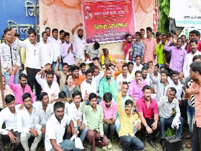 The gross Maratha community stays at the Nanded Collectorate's office | नांदेड जिल्हाधिकारी कार्यालयावर सकल मराठा समाजाचा ठिय्या The gross Maratha community stays at the Nanded Collectorate's office | नांदेड जिल्हाधिकारी कार्यालयावर सकल मराठा समाजाचा ठिय्या