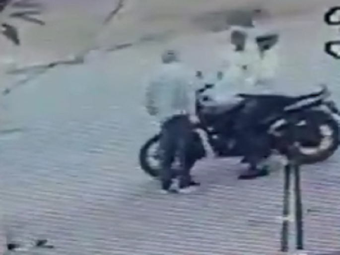 The old man was robbed by pretending to be a policeman | पोलिस असल्याची बतावणी करून दिवसाढवळ्या वृद्धाला लुबाडले The old man was robbed by pretending to be a policeman | पोलिस असल्याची बतावणी करून दिवसाढवळ्या वृद्धाला लुबाडले