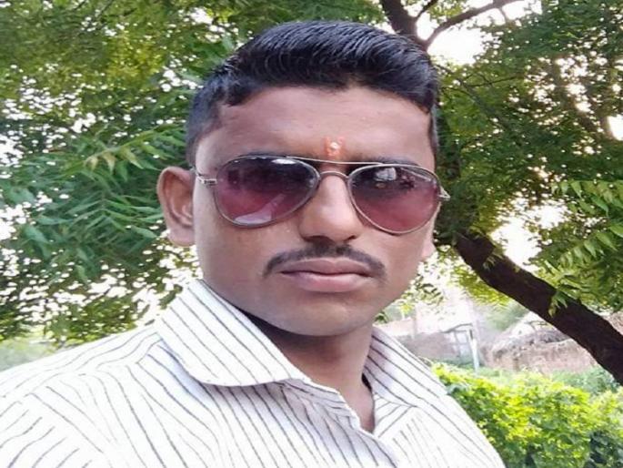youth death in motorcycle hit by unidentified vehicle | अज्ञात वाहनाच्या धडकत दुचाकीस्वार तरुण जागीच ठार youth death in motorcycle hit by unidentified vehicle | अज्ञात वाहनाच्या धडकत दुचाकीस्वार तरुण जागीच ठार