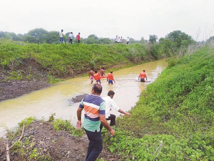 The dead bodies of the two were found after 41 hours in Nanded | पुरात वाहून गेलेल्या दोघांचे मृतदेह ४१ तासांनंतर सापडले The dead bodies of the two were found after 41 hours in Nanded | पुरात वाहून गेलेल्या दोघांचे मृतदेह ४१ तासांनंतर सापडले