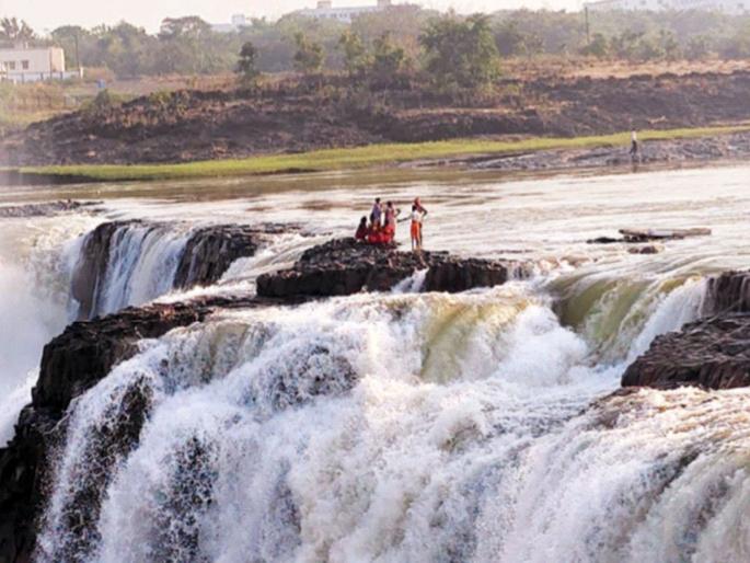 Trapped in waterfall, 6 women, 2 children rescued | धबधब्याच्या पात्रात अडकले, ६ महिला, २ बालकांची सुटका Trapped in waterfall, 6 women, 2 children rescued | धबधब्याच्या पात्रात अडकले, ६ महिला, २ बालकांची सुटका