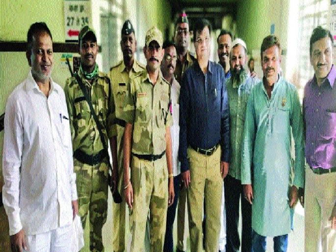 Tiranga family's Diwali with poor people | तिरंगा परिवाराची दिवाळी गरिबांसोबत Tiranga family's Diwali with poor people | तिरंगा परिवाराची दिवाळी गरिबांसोबत