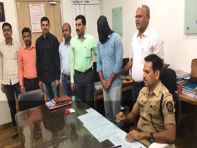 'EvM will manipulate in 15 lacs'; youngster arrested who sends sms to MLA's | 'इव्हिएम मशीनमध्ये १५ लाखात फेरफार करून देतो' ; आमदारांना एसएमस करणारा अटकेत 'EvM will manipulate in 15 lacs'; youngster arrested who sends sms to MLA's | 'इव्हिएम मशीनमध्ये १५ लाखात फेरफार करून देतो' ; आमदारांना एसएमस करणारा अटकेत