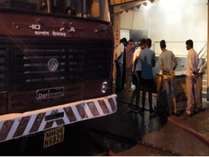 Bookstore firefighters at Nandedat Wajirabad | नांदेडात वजिराबाद येथील बुक स्टॉल आगीच्या भक्ष्यस्थानी