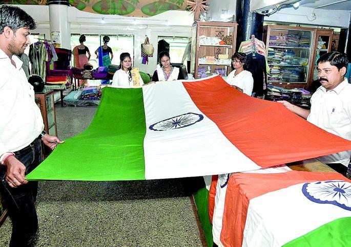 Nanded's national flag flies in Vidarbha | नांदेडचे राष्ट्रध्वज फडकतात विदर्भात