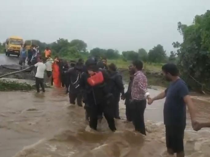 Nanded: School bus stuck in flood water, 18 students saved by forming a human chain | Nanded: पुराच्या पाण्यात स्कूल बस अडकली, मानवी साखळी करून १८ विद्यार्थ्यांना वाचवलं Nanded: School bus stuck in flood water, 18 students saved by forming a human chain | Nanded: पुराच्या पाण्यात स्कूल बस अडकली, मानवी साखळी करून १८ विद्यार्थ्यांना वाचवलं
