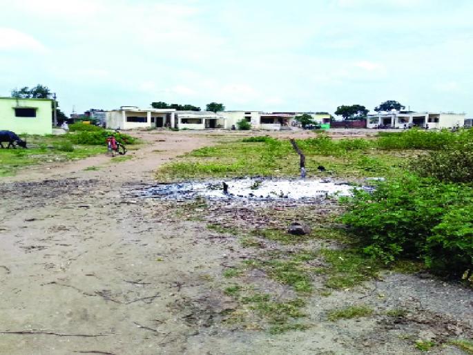 Archaeological heritage in front of Anganwadi at Bardsevala | बरडशेवाळा येथे अंगणवाडीसमोरच उरकला अंत्यविधी Archaeological heritage in front of Anganwadi at Bardsevala | बरडशेवाळा येथे अंगणवाडीसमोरच उरकला अंत्यविधी