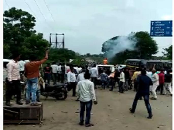 Police firing on protesters in Nanded | नांदेड येथे आंदोलकांचा जलसमाधीचा प्रयत्न; जमाव पांगविण्यासाठी पोलिसांचा लाठीचार्ज Police firing on protesters in Nanded | नांदेड येथे आंदोलकांचा जलसमाधीचा प्रयत्न; जमाव पांगविण्यासाठी पोलिसांचा लाठीचार्ज
