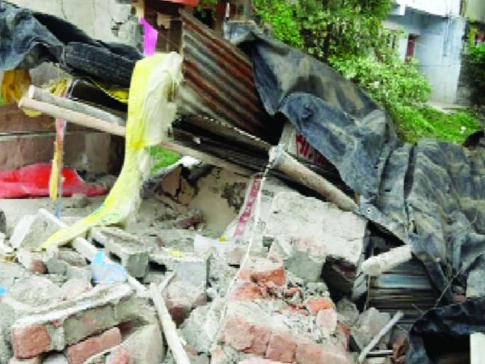 At midnight the bulldozer drove the old women's home at Nanded | मध्यरात्री बुलडोझर चालवून वृद्धेचे घर पाडले At midnight the bulldozer drove the old women's home at Nanded | मध्यरात्री बुलडोझर चालवून वृद्धेचे घर पाडले