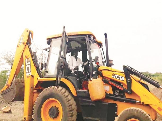Trying to kill nayab Tehsildar by JCB machine in Nanded | नायब तहसीलदाराच्या अंगावर जेसीबी मशीन घालण्याचा प्रयत्न Trying to kill nayab Tehsildar by JCB machine in Nanded | नायब तहसीलदाराच्या अंगावर जेसीबी मशीन घालण्याचा प्रयत्न