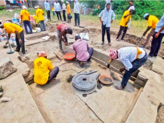 Base of very ancient Shiva temple discovered during restoration, Conservation work by Archeology Department at Chalukya city Hotal | जीर्णोद्धार करताना सापडला अतिप्राचीन शिवमंदिराचा तळ, चालुक्यकालीन नगरी होट्टल येथे पुरातत्व विभागाकडून संवर्धनाचे काम Base of very ancient Shiva temple discovered during restoration, Conservation work by Archeology Department at Chalukya city Hotal | जीर्णोद्धार करताना सापडला अतिप्राचीन शिवमंदिराचा तळ, चालुक्यकालीन नगरी होट्टल येथे पुरातत्व विभागाकडून संवर्धनाचे काम